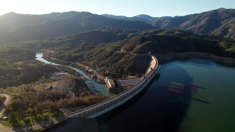 presa shasta en el río sacramento, energía limpia en el norte de california