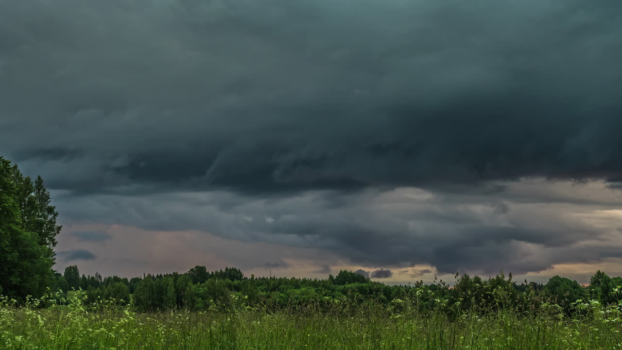 Surgimiento de nubes oscuras y densas en el cielo en la naturaleza, toma de lapso de tiempo