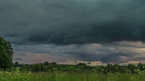 Auftauchen-Dunkler-Dichter-Wolken-Am-Himmel-In-Der-Wildnis,-Zeitrafferaufnahme