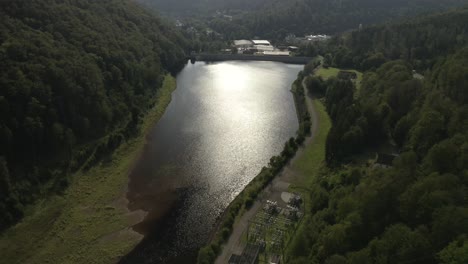 Toma-Escénica-De-Drones-De-Un-Hermoso-Lago-Al-Atardecer-En-El-Parque-Nacional-De-Harz,-Alemania,-Europa