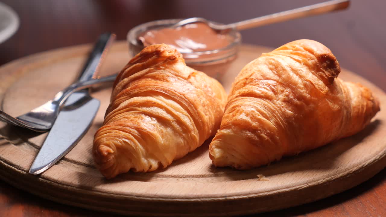 Due croissant con crema spalmabile al cioccolato
