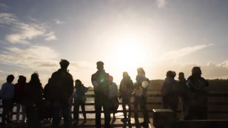 personas siluetas contra el atardecer en el mirador panorámico