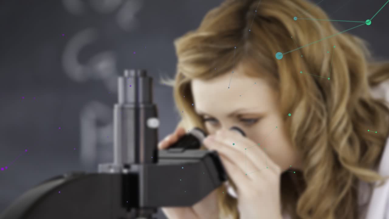 Scienziata che osserva nell'oculare del microscopio, mettendo a fuoco un campione per lo studio mentre dei poligoni fluttuano
