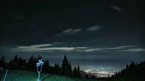 Cautivador-Timelapse-Nocturno:-Montañas-Adornadas-Por-Nubes-En-Movimiento-En-Una-Danza-Celestial,-Revelando-La-Serena-Belleza-Del-Cielo-Estrellado