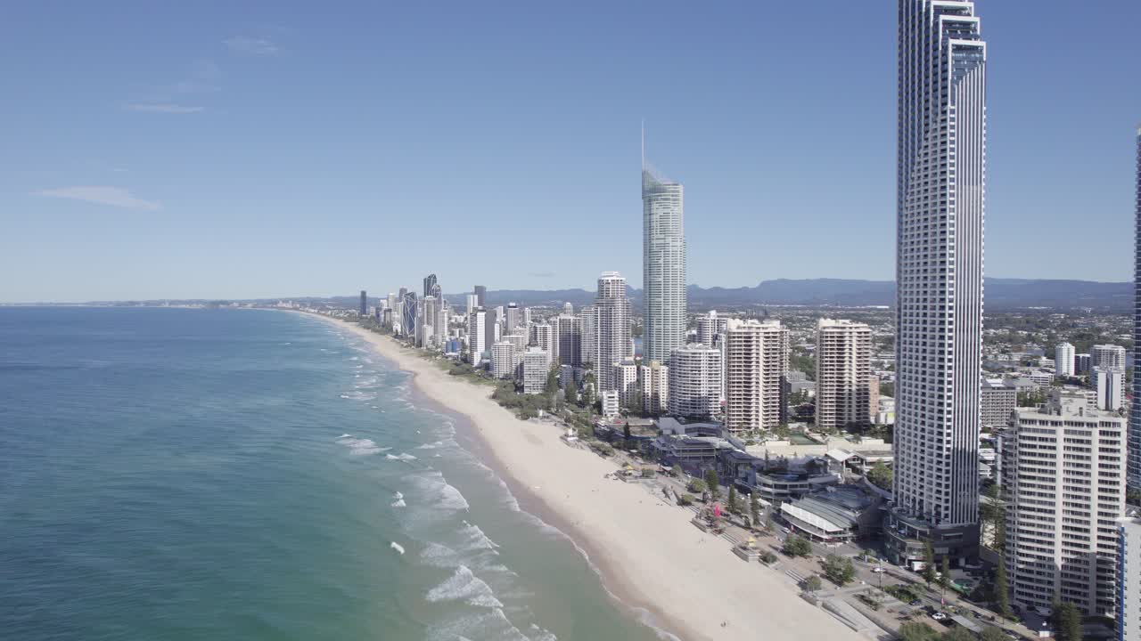imponentes hoteles y edificios de apartamentos en la playa de surfers paradise en gold coast, queensland, australia