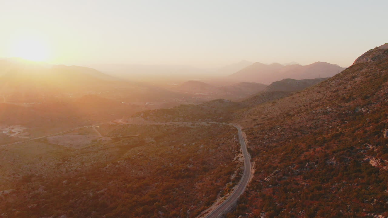 panorámico camino de montaña al amanecer