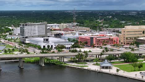 fort myers cityscape with caloosahatchee river