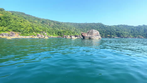 Roca-Con-Forma-De-Tortuga-En-El-Océano-En-Un-Día-Soleado-En-Goa-India-4k