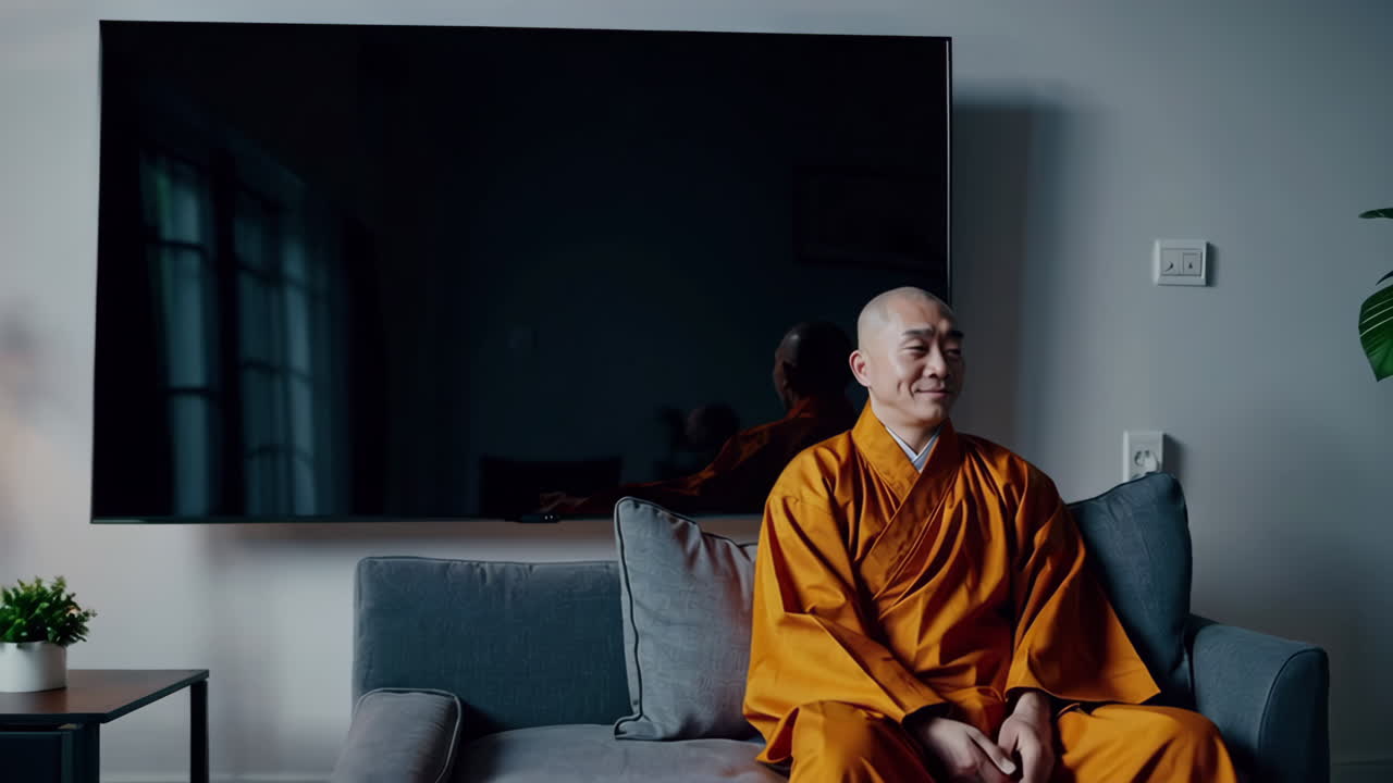 현대적인 거실에서 소파에 앉아 있는 승려