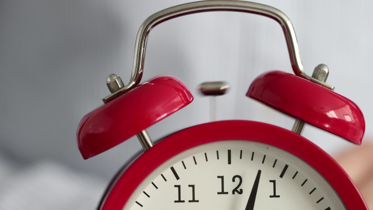 빨간 알람 시계가 아침에 울리는 클로즈업 4k 영화 느린 동작