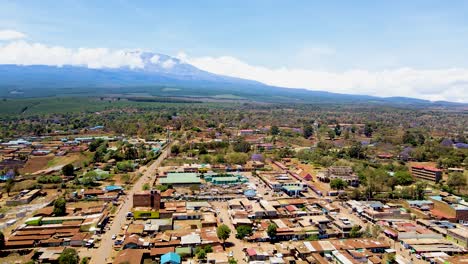 Ländliche-Dorfstadt-In-Kenia-Mit-Dem-Kilimandscharo-Im-Hintergrund