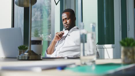 Young-man-using-computer-at-the-office