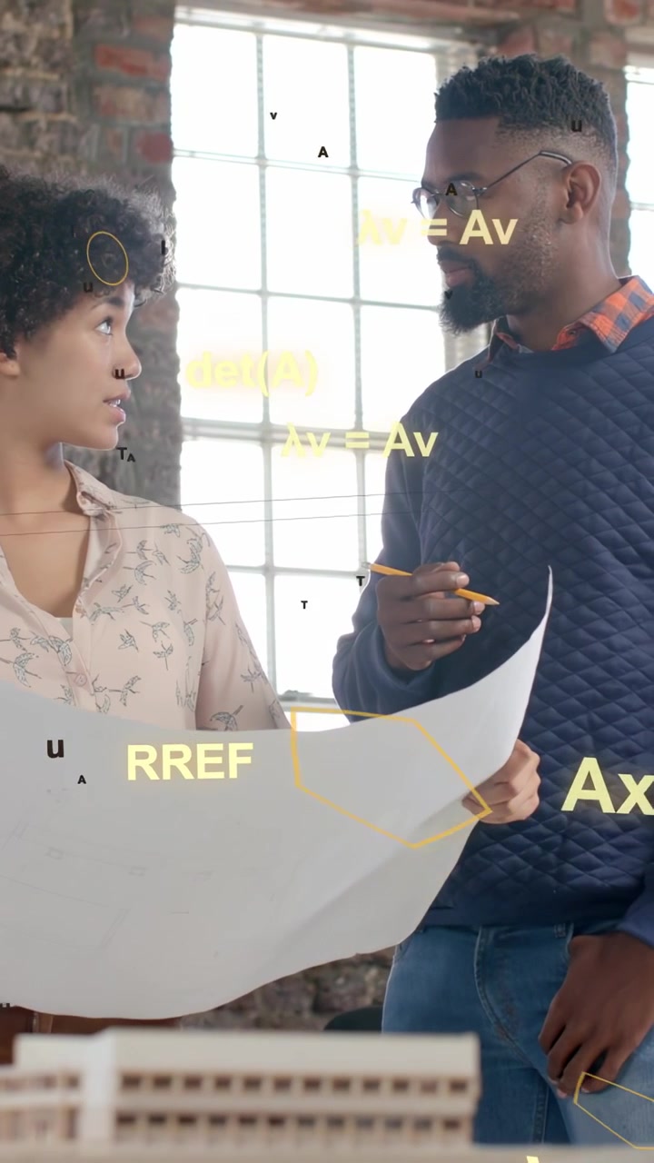 Video verticale: Donna che indica un piano, uomo che scrive a matita, creando formule sovrapposte per la revisione del design