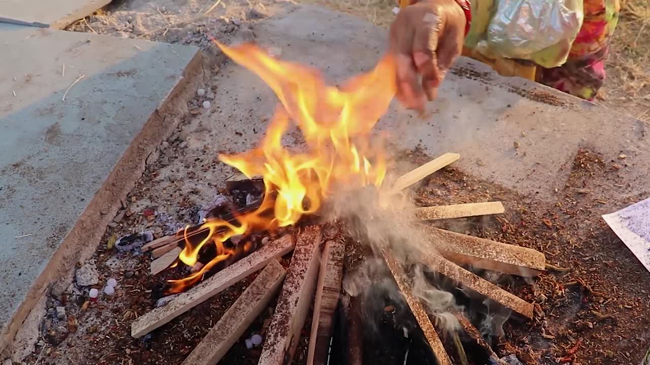 다양한 각도에서 축제 동안 불의 거룩한 의식 비디오는 북 인도에서 축하하는 데 사용되는 chhath 축제의 경우에 촬영됩니다. 2022 년 10 월 28 일