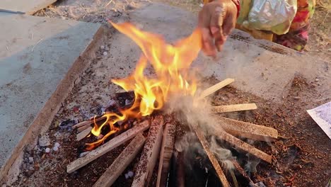 Heiliges-Feuerritual-Während-Des-Festivals-Aus-Einem-Anderen-Blickwinkel.-Das-Video-Wurde-Anlässlich-Des-Chhath-Festivals-Aufgenommen,-Das-Am-28.-Oktober-2022-In-Nordindien-Gefeiert-Wird