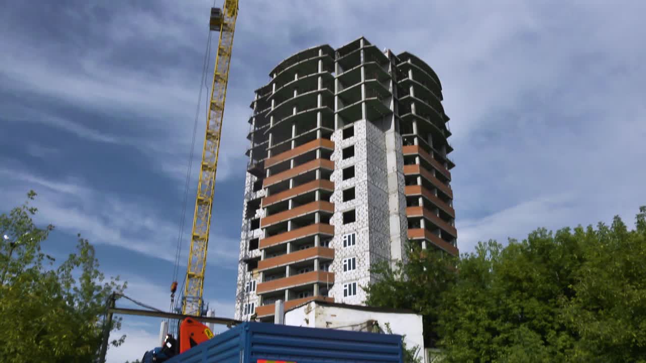 construcción de un edificio de gran altura con grúa