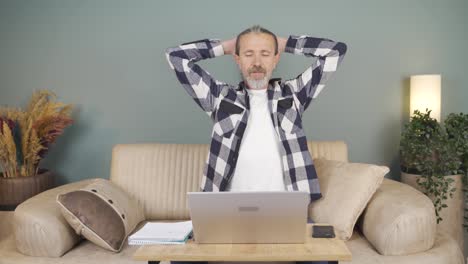 después de terminar su trabajo, el hombre se relaja.