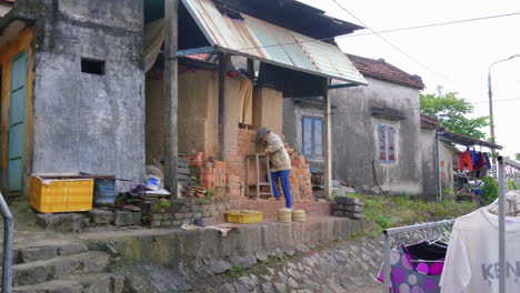 dos trabajadores asiáticos almacenan cerámica recién hecha en thanh ha, vietnam, mostrando la artesanía tradicional y el trabajo en equipo