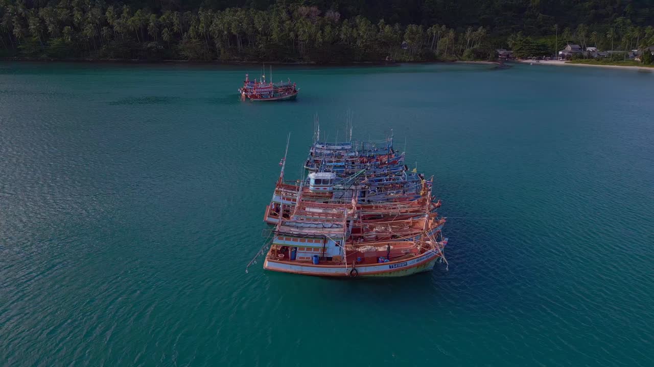 태국 2022년 코 쿠트 아오 프라오 해변의 바다에 정박하는 놀라운 항공 비행 보트