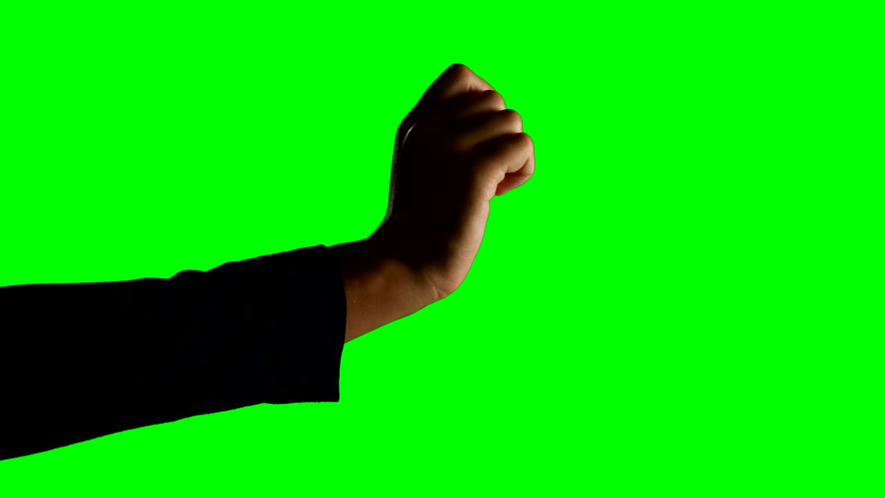 초록색 스크린 배경 에 손 의 제스처 를 하는 사람