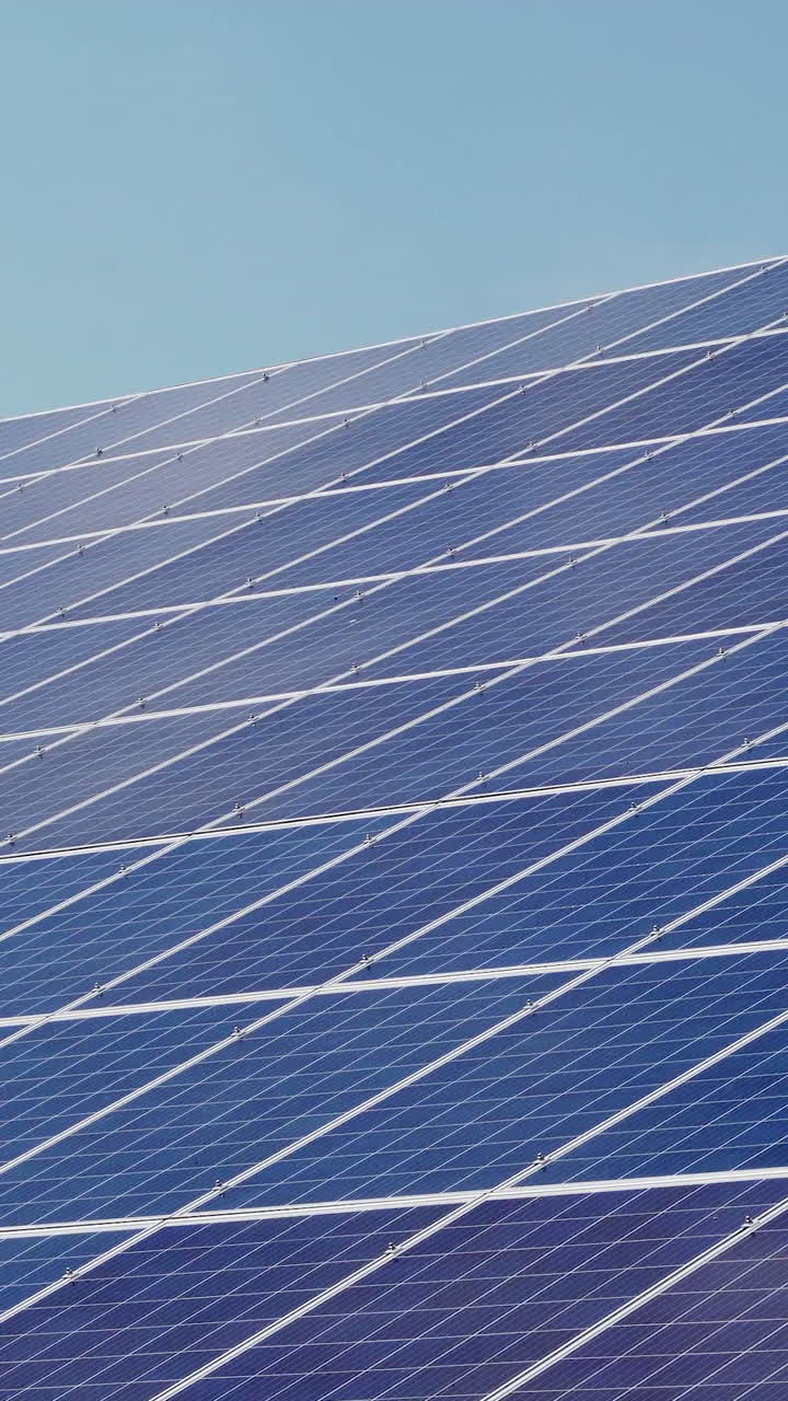 Moduli di pannelli solari sul tetto. Grande centrale solare. Video verticale.