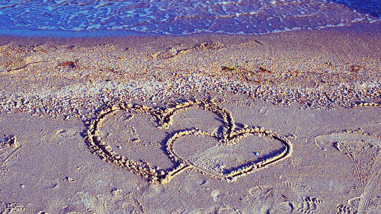 De kærlige hjerter. To hjerter på stranden