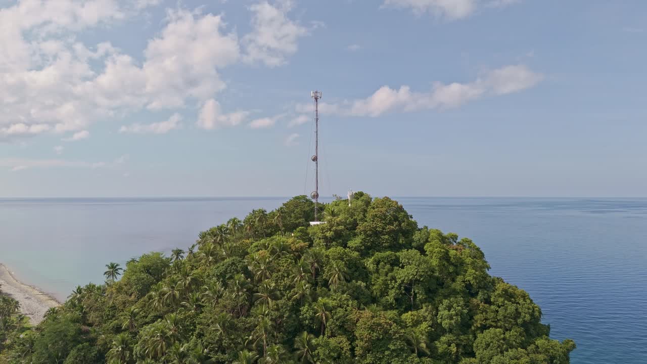 거대한 해안선과 산악 풍경을 바라볼 수 있는 정글로  ⁇ 인 언덕 꼭대기에 있는 셀 타워