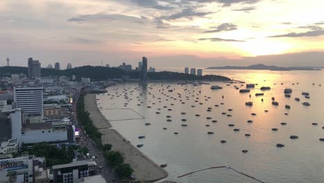 impresionante puesta de sol sobre la playa de pattaya en tailandia