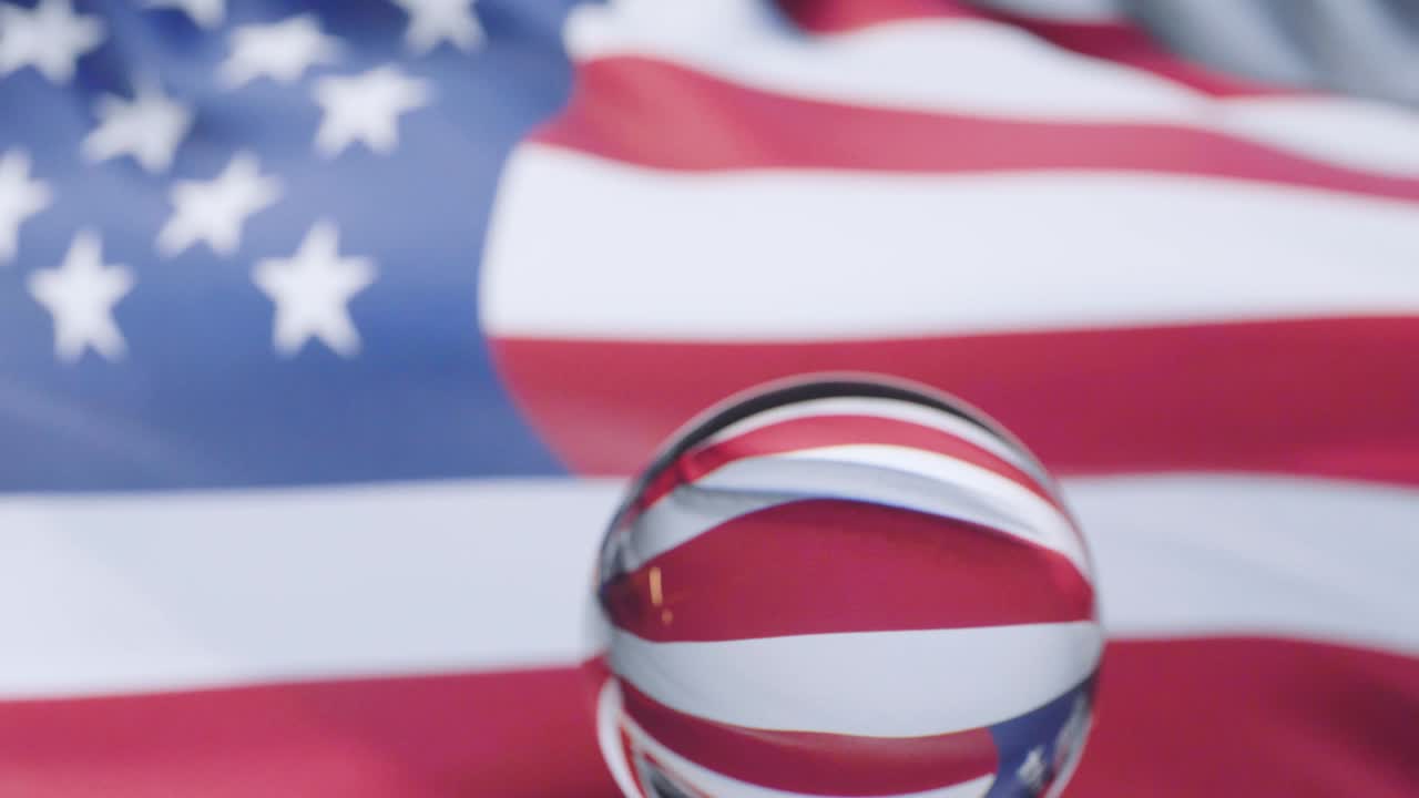 Bandiera americana che sventola contro il cielo blu in 4K