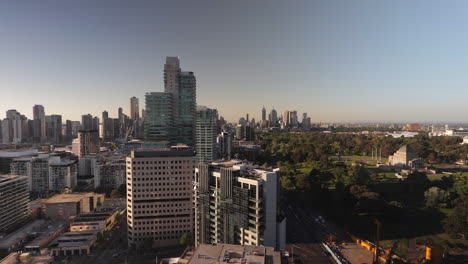 Skyline-Von-Melbourne-Vom-Dach-Eines-Mehrfamilienhauses,-Schwenk-Von-Links-Nach-Rechts,-Sonniger-Tag,-Australien