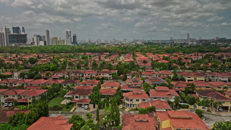 Antena-De-La-Ciudad-De-Panamá-V87-Sobrevuelo-De-Bajo-Nivel-Barrio-De-Costa-Del-Este-Capturando-Casas-Residenciales-Comunidad-Cerrada-Con-El-Paisaje-Urbano-Del-Centro-En-El-Fondo---Filmada-Con-Cine-Mavic-3---Marzo-De-2022