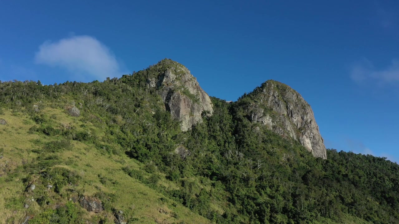 Ripresa statica da drone di una riserva naturale, Cerro Las Tetas. Conosciuta localmente a Porto Rico come "Las Tetas de Cayey".