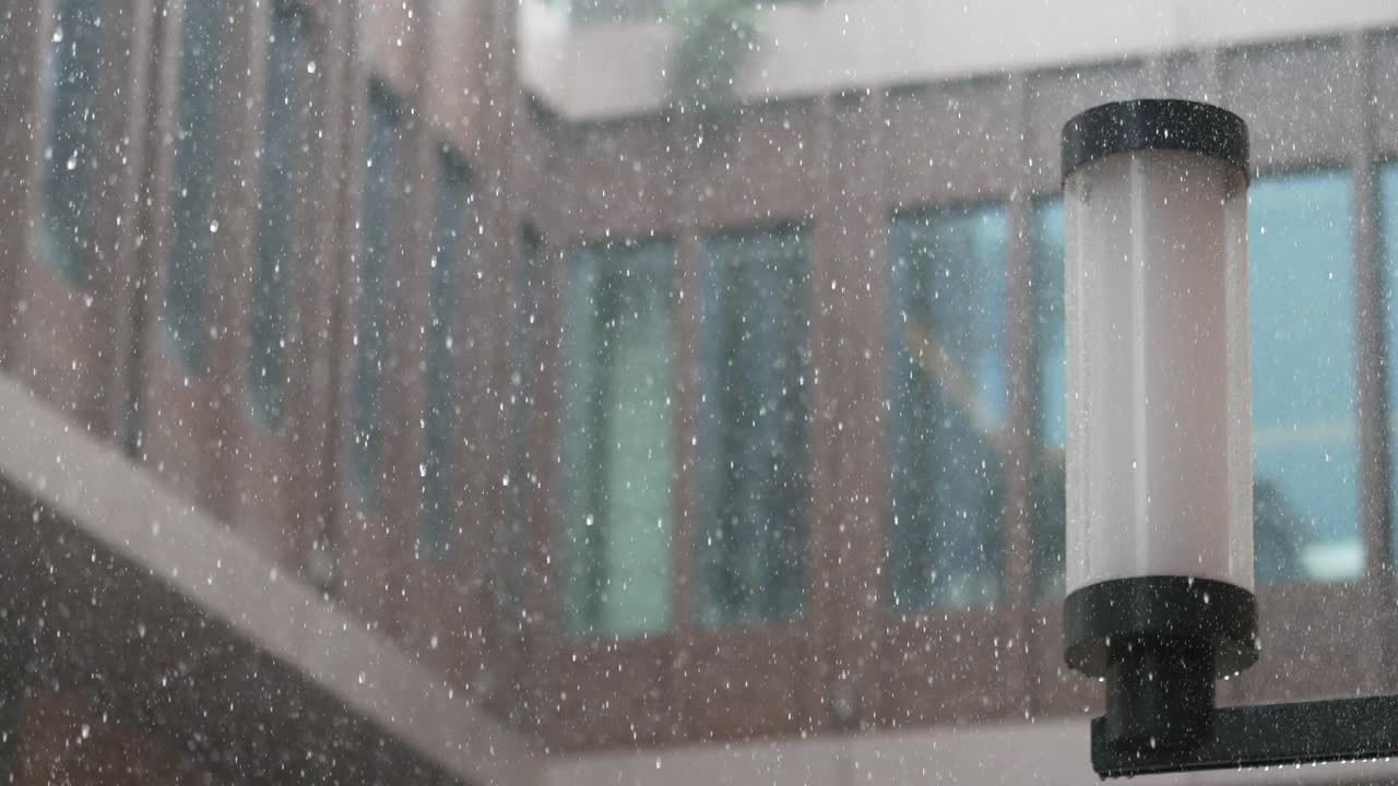 día lluvioso en la ciudad con la lámpara de la calle