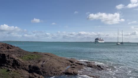 Dunmore-East-Waterford-Crucero-Anclado-En-La-Bahía-Mañana-De-Otoño