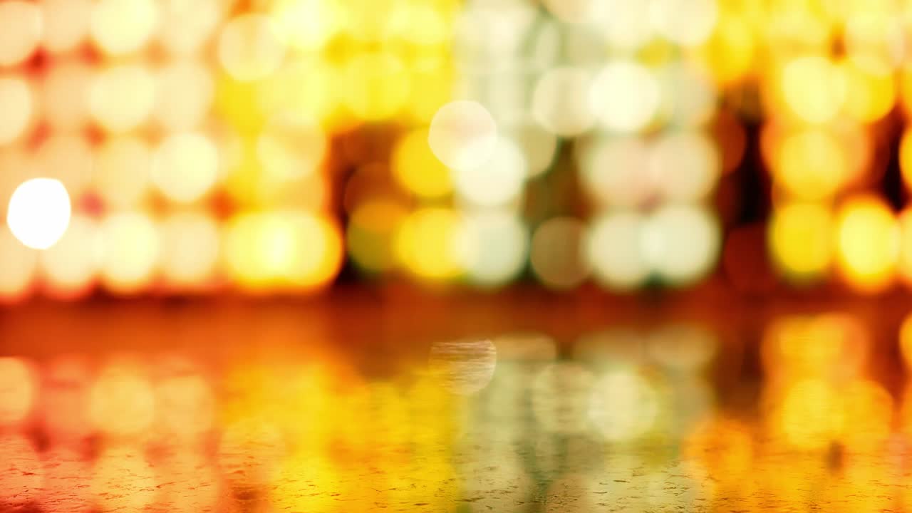 밤에 태국 란나 랜턴에서 빛의 추상적인 오렌지 보케 배경 - 이  축제에서 축제의 개념.