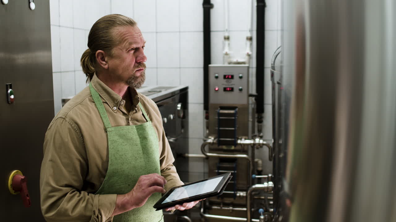 공장에서 성숙한 남자