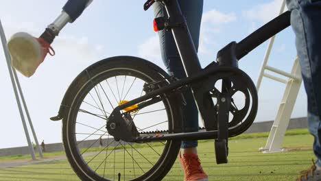 Unterteil-Einer-Behinderten-Frau,-Die-Im-Park-Auf-Dem-Fahrrad-Sitzt-4k