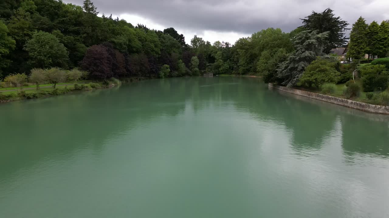 Drone flyver i lav højde over Dinards kystfarvande i Bretagne, Frankrig