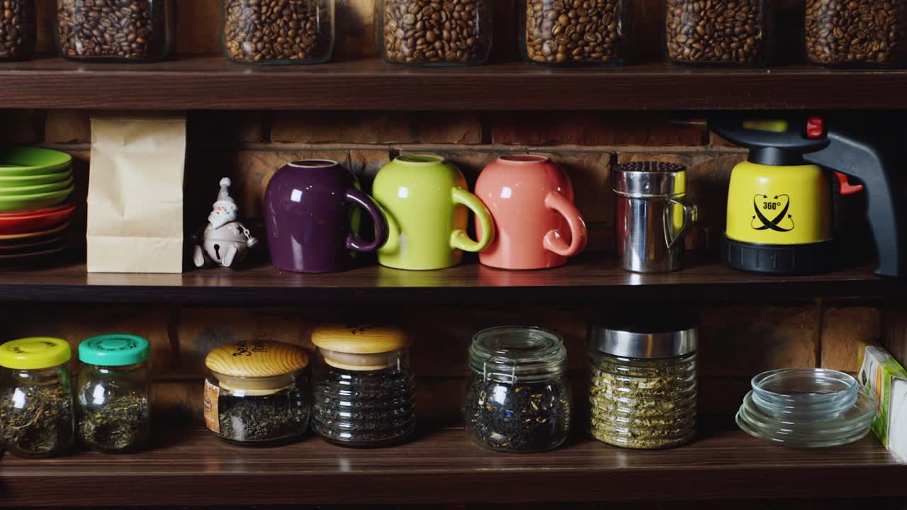 rack con muestras de café y tazas en la cafetería
