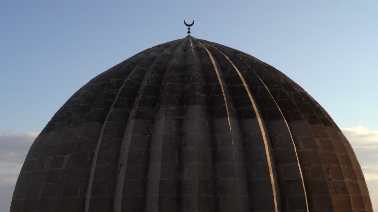 la cámara se aleja de la luna de metal en una de las cúpulas de la madrasa zinciriye y ve toda la cúpula