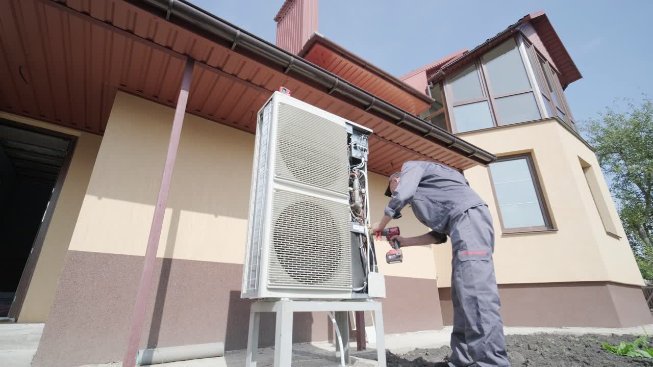 técnico de hvac instala sistemas de calefacción, ventilación y aire acondicionado. bomba de calor