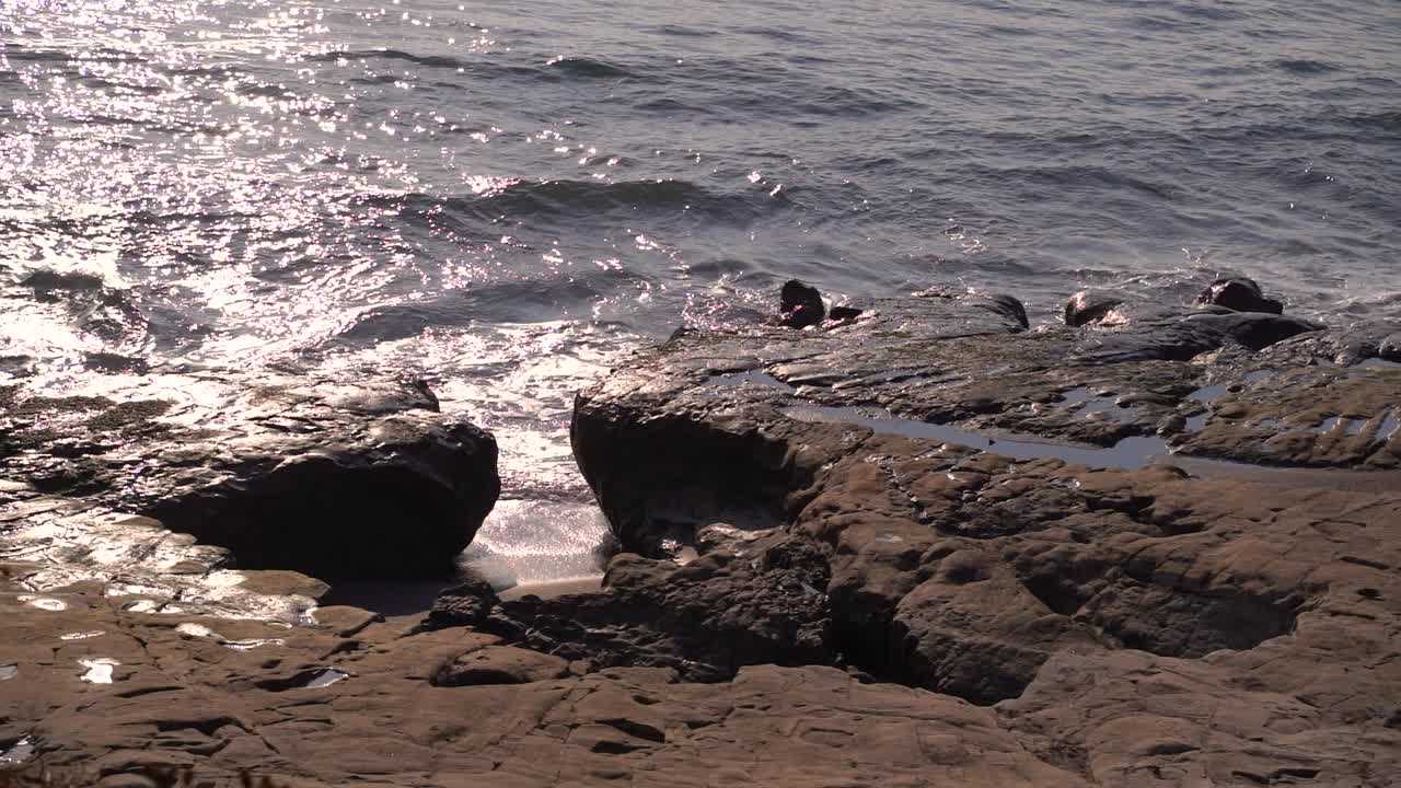 파도와 함께 슬로우 모션 절벽을 향해 잠긴 시야