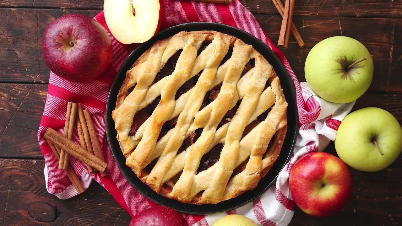 tarta de manzana americana tradicional servida con frutas frescas