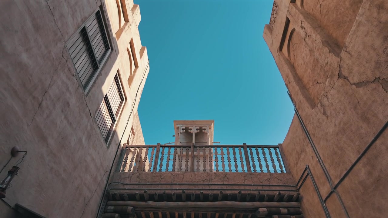 Uno sguardo al passato di Dubai nel quartiere storico di Al Fahidi, uno dei siti storici più preziosi della città.