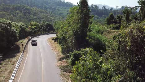 Una-Camioneta-En-La-Carretera-En-La-Montaña-Rural,-Durante-El-Día