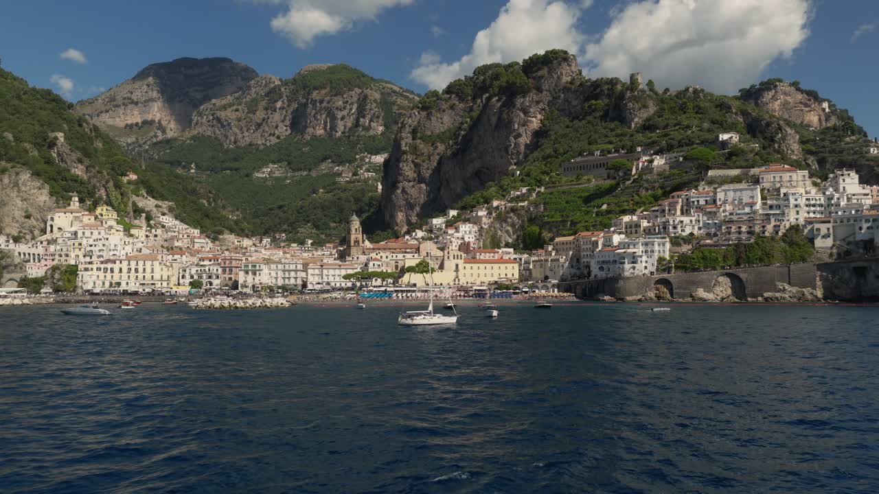 Veduta aerea della città di Amalfi, sulla costiera amalfitana, in Italia