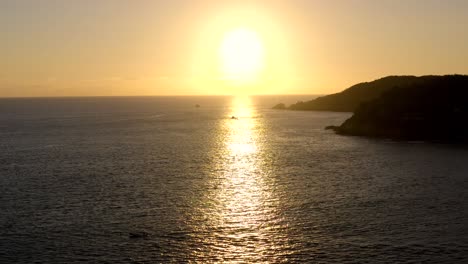 Sonnenuntergang-über-Den-Ufern-Des-Pazifikmeeres,-Aufgenommen-Mit-Drohne