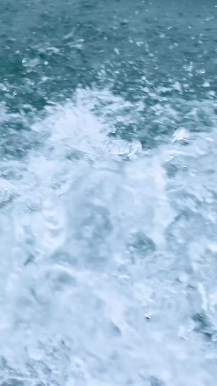 Onde marine dinamiche catturate a Krabi, Thailandia