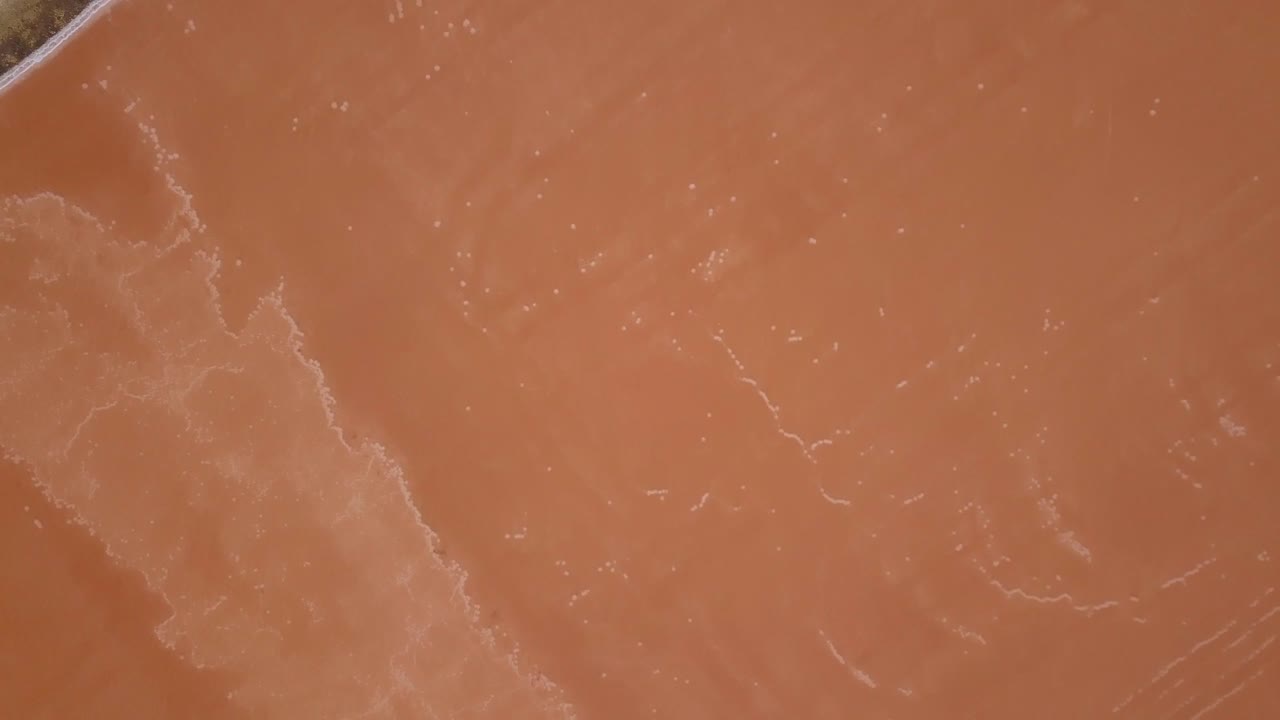 vista superior aérea de los lagos de sal roja en las marismas de cádiz