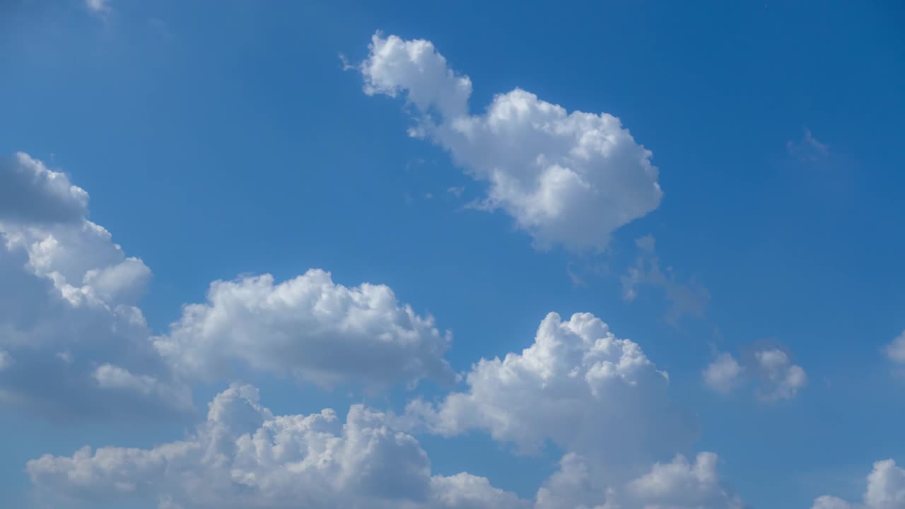 아름다운 파란 하늘과  구름과 빛, 파란 하양 자연 배경 개념의 시간 간격